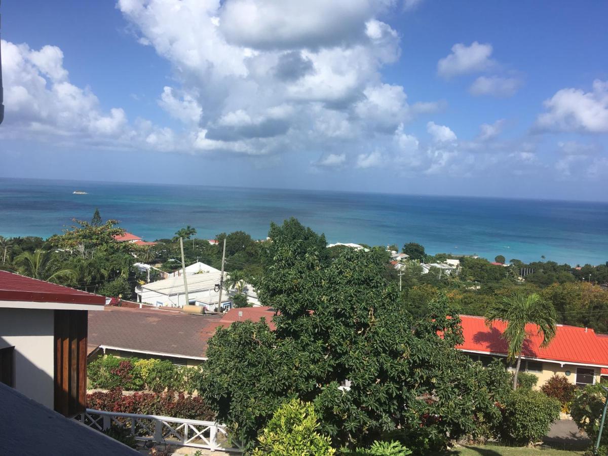 Attractive 2-Bed Apartment Stunning Sea View Dickenson Bay エクステリア 写真