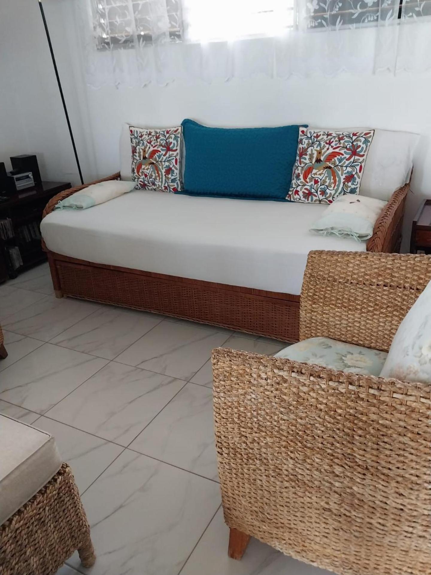 Attractive 2-Bed Apartment Stunning Sea View Dickenson Bay エクステリア 写真